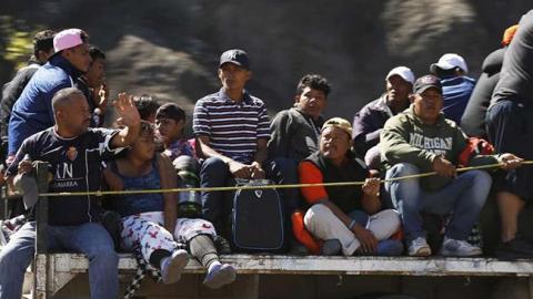 У Мексиці сотні мігрантів намагаються прорвати кордон із США