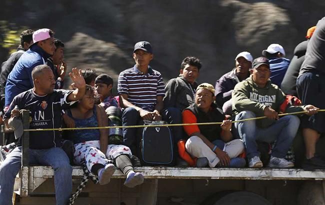 У Мексиці сотні мігрантів намагаються прорвати кордон із США