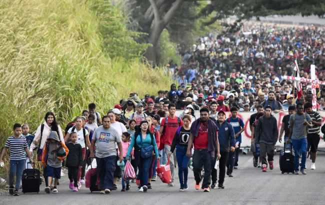 Тисячі мігрантів із півдня Мексики пішки вирушили в бік кордону США
