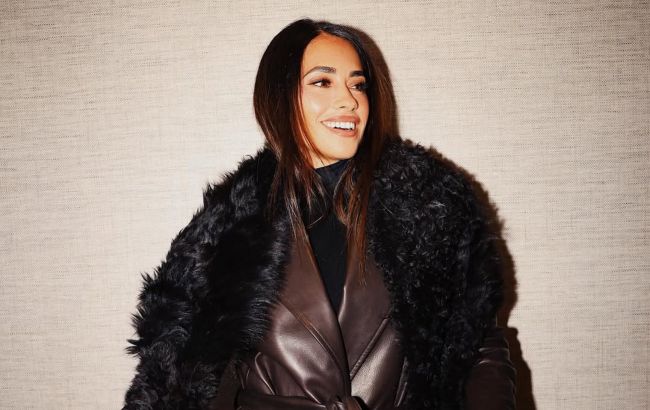 Зимний стиль жены Месси: кожаный тренч и шарф из экомеха