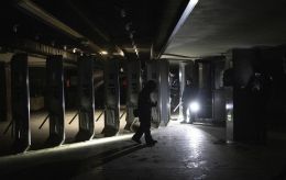 В Киеве приостановили движение метро и части общественного транспорта