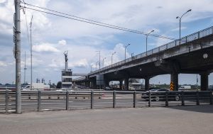 Движение возле моста Метро в Киеве частично ограничивают: к чему готовиться водителям (схема)