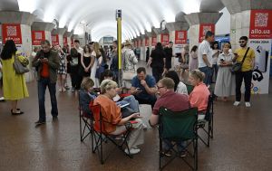 Українці готові терпіти війну стільки, скільки потрібно? Що показало опитування КМІС