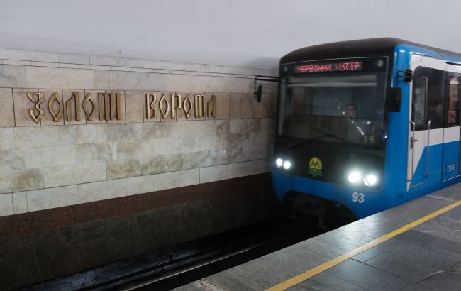 Метро з інтервалами, електротранспорт працює частково: яка наразі ситуація з рухом у Києві