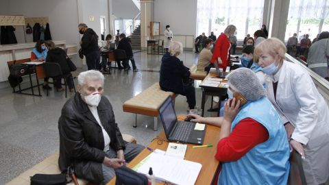 "Постійний потік людей": у п'яти містах Полтавської області запрацювали центри вакцинації