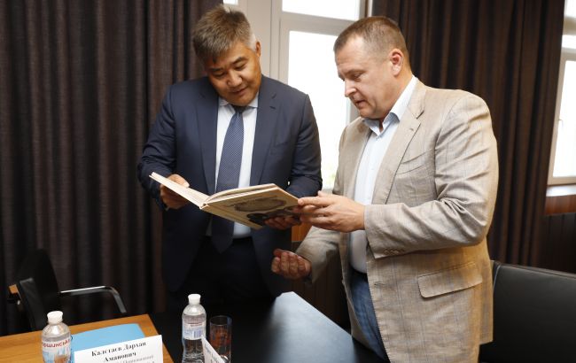 Филатов обсудил с послом Казахстана в Украине перспективы налаживания межрегиональных связей