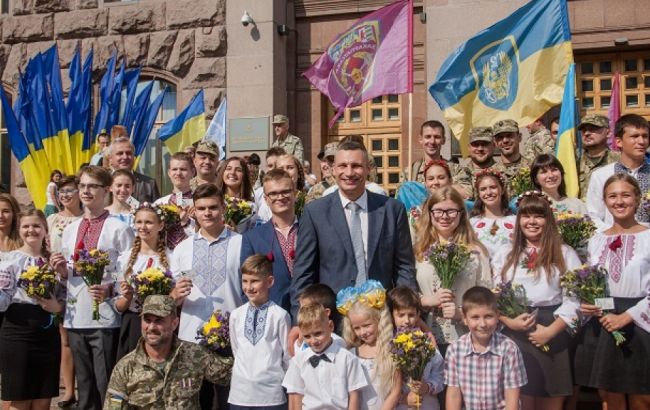 Кличко принял участие в церемонии поднятия Государственного флага возле КГГА