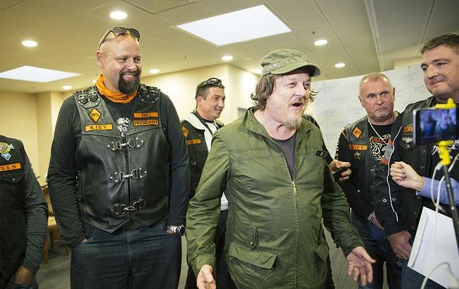 Рок-звезду Zucchero в аэропорту растрогали украинские байкеры (фото, видео)
