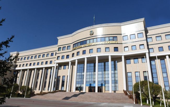 Казахстан вивіз більшу частину співробітників посольства з України