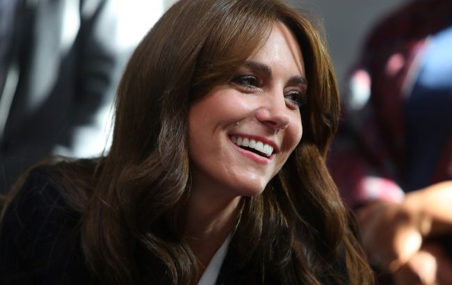 Кейт Міддлтон показала, як стильно поєднати трендову спідницю з чорною водолазкою