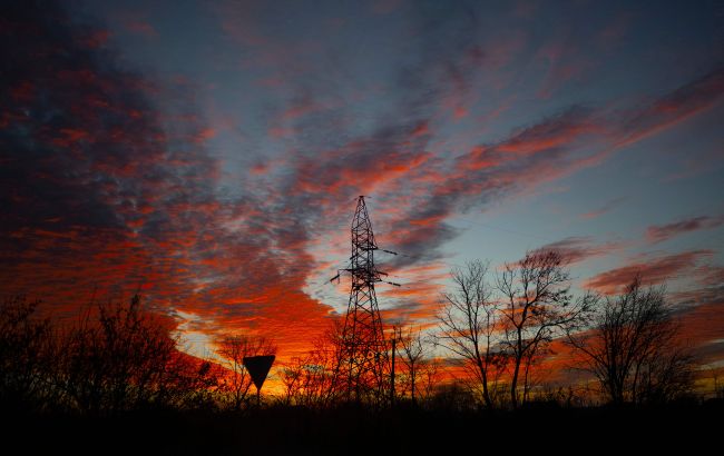 Сотні тисяч людей без світла. Укренерго показало наслідки удару, пожежу гасили 8 годин