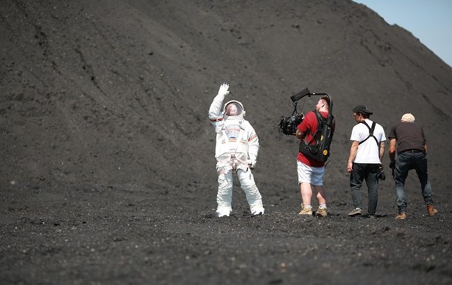 Арсен Мирзоян показал любовь космического масштаба в новом клипе "Незнайомці"