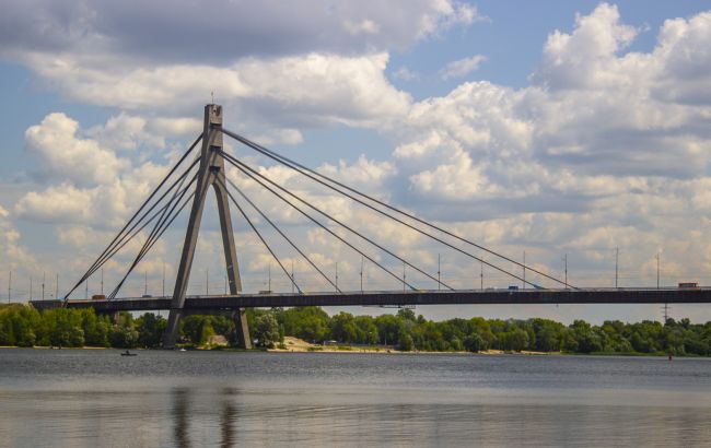 В Киеве показали фото очень "уставшего" Северного моста: состояние ужасает (фото)