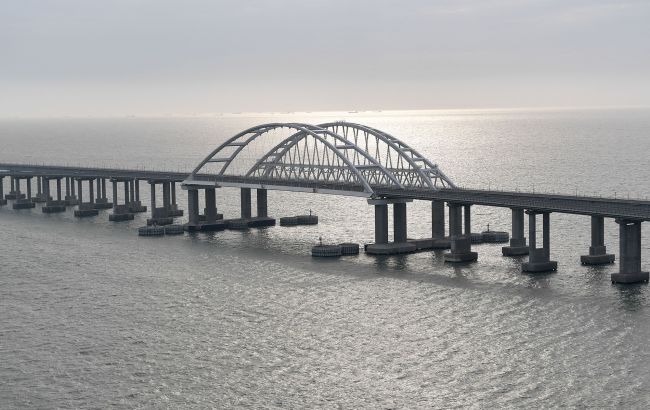 На опорах Кримського мосту з'явилися тріщини (фото)