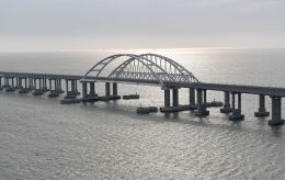 Крым массированно атаковали дроны: вспыхнули пожары, движение по мосту перекрыто