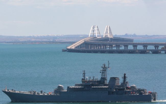 Россия затопила судна у Крымского моста или нет? Появились четкие спутниковые снимки