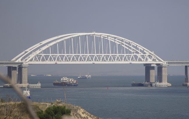 Росія могла затопити шість суден біля Кримського мосту: супутникові знімки