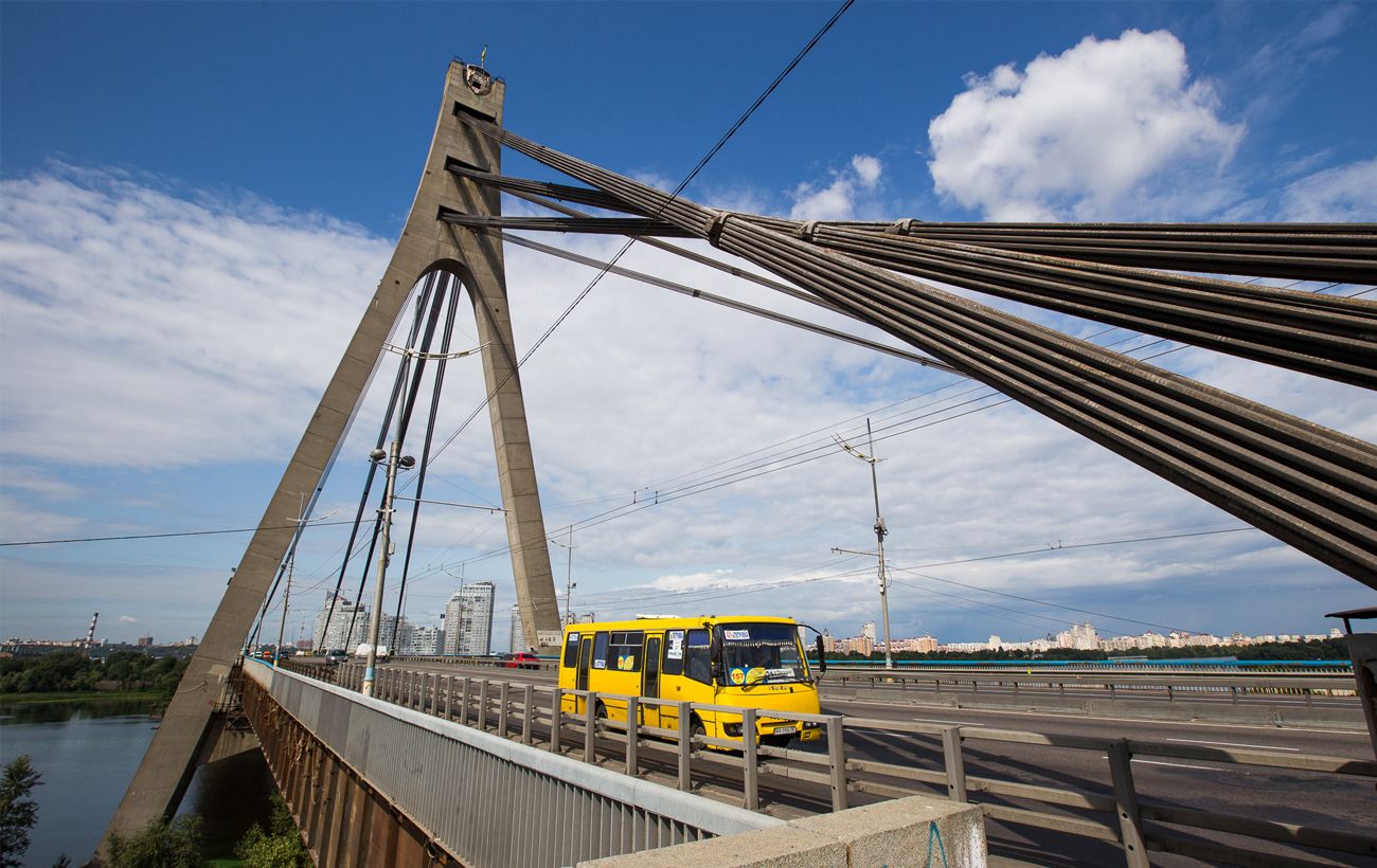 Часткове обмеження руху на Північному мосту Києва: деталі та рекомендації
