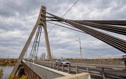 Выдержат ли мосты Киева удары РФ и что будет, если "разрезать" ванты: эксперт оценил риски