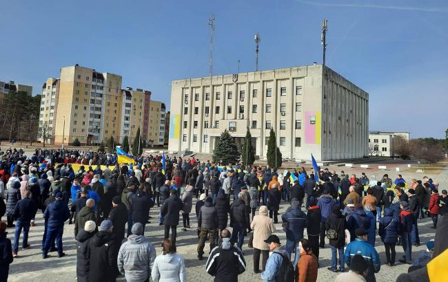 Оккупанты пытались разогнать митинг в Славутиче, есть раненые