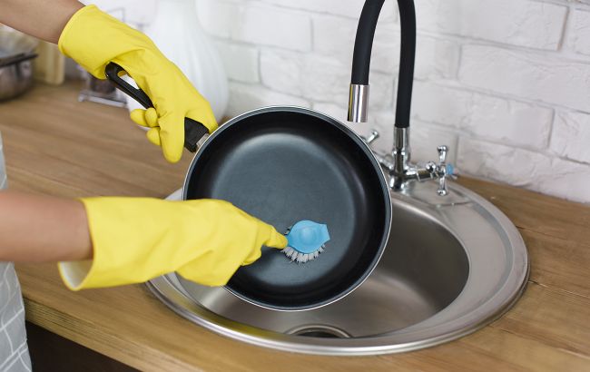 Як зробити найпростіший і ефективний засіб для чищення сковороди: буде як нова