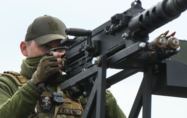 У Дніпрі уламки ракети впали на підприємство: пошкоджено легкові машини та автобуси