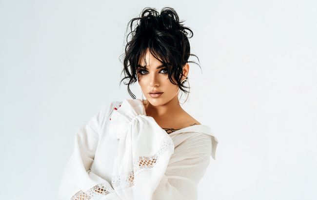 "Оружие в гардеробе". Стилист объяснила новый тренд в мире моды