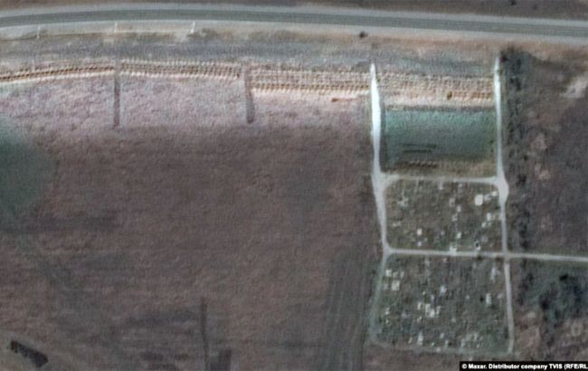 Длиной в 300 метров. Появились спутниковые снимки братской могилы под Мариуполем