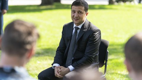 З'явилися зворушливі фото Зеленського зі звільненими з моряками