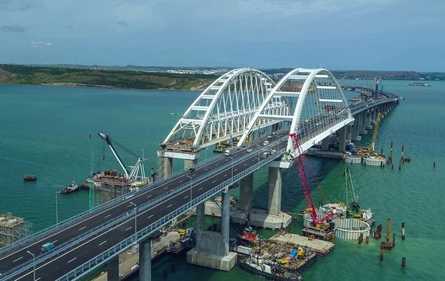 На Керченському мосту почали будувати залізницю з боку Керчі