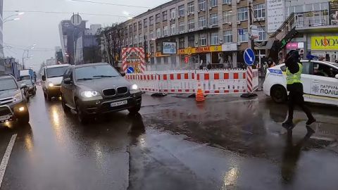 Деревянные подпорки нового Шулявского моста озадачили сеть (фото)