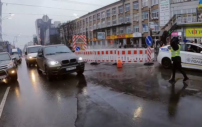 Деревянные подпорки нового Шулявского моста озадачили сеть (фото)