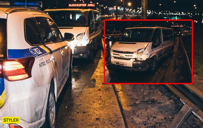 Шматок металу відлетів від мосту і врізався в авто: відео і деталі НП у Києві
