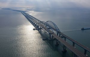 Кримський міст обклали захистом з усіх боків (нові супутникові знімки)