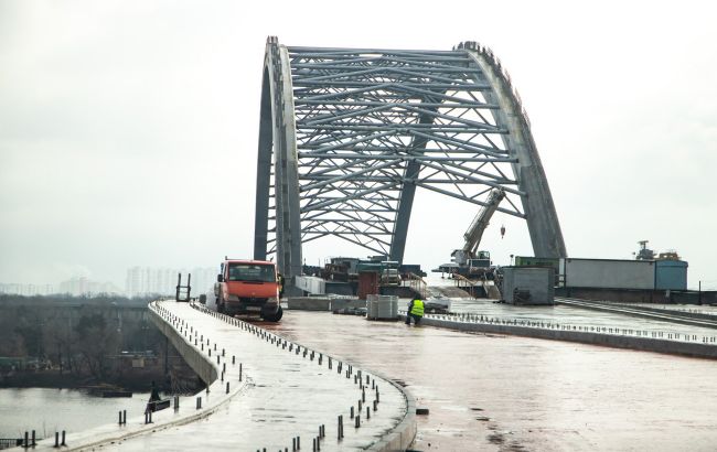 Мільйонні збитки на будівництві Подільського мосту: низці посадовців повідомили підозру