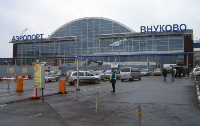 Всі аеропорти Москви закрили через повторну атаку дронів та вибухів