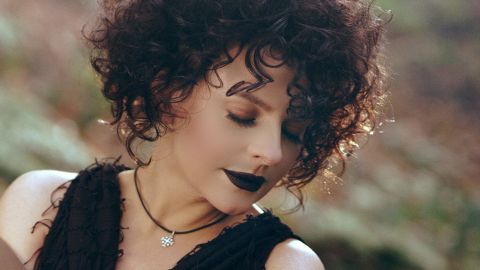 Магія, містика, загадка: зірка "Голосу країни" випустила казкове відео