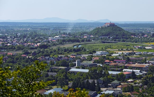 Краще зачинити вікна. У Мукачево ліквідують наслідки ракетного удару РФ
