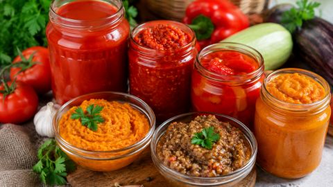 Не выбрасывайте перезрелые овощи: 5 вкусных заготовок, которые можно сделать на зиму