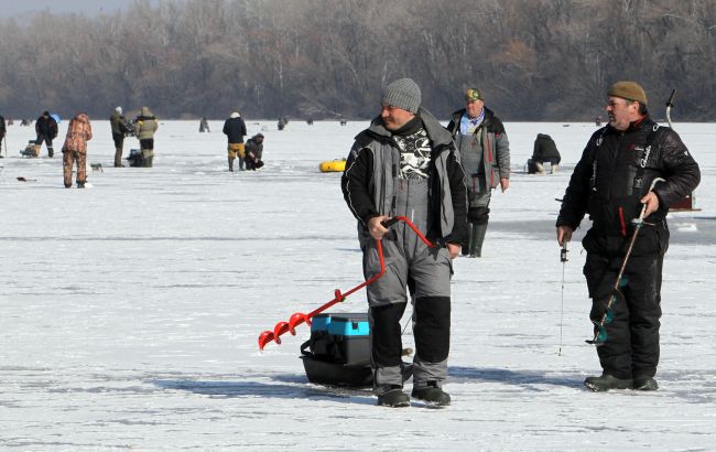 Зимова риболовля без ризиків: що взяти обов'язково та як обрати безпечне місце на льоду