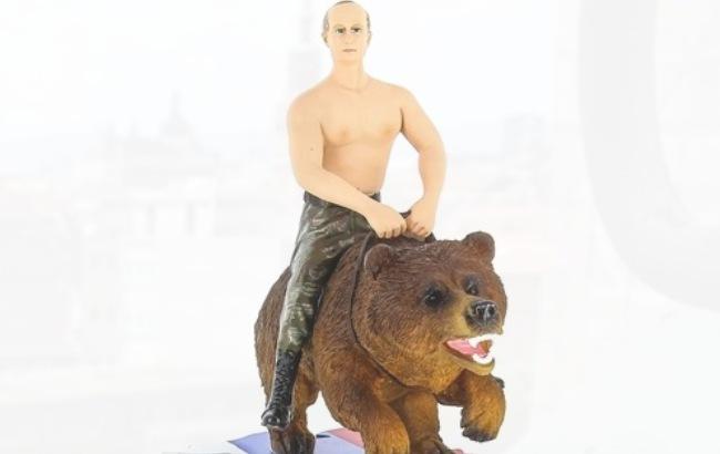 В московском музее продают "Путина на медведе"