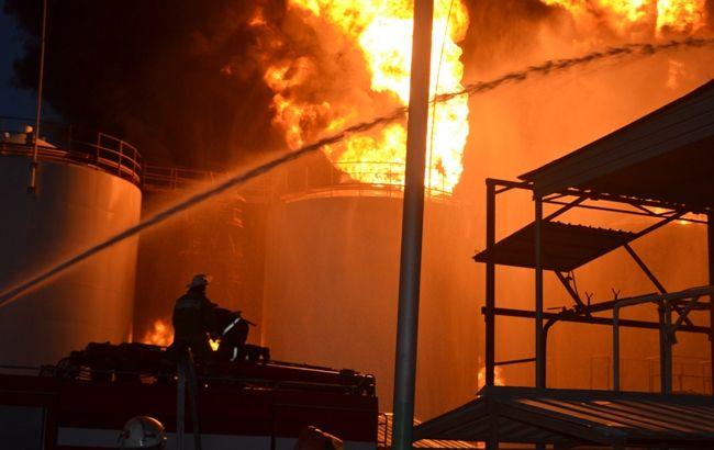 Пожар на нефтебазе под Васильковом: продолжают гореть 3 резервуара с топливом
