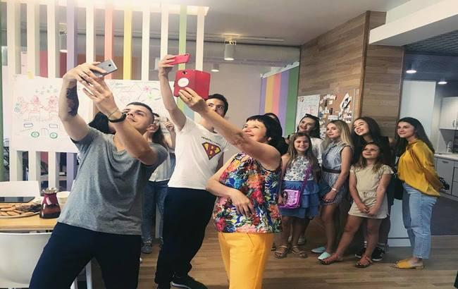 Українські вчителі стали героями влога популярної групи