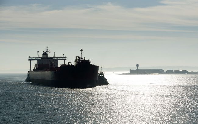 Греция с помощью военных кораблей борется с нефтяными танкерами РФ, - Bloomberg