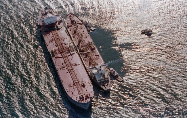 РФ реєструє танкери під прапорами Габону, щоб сховатися від санкцій Заходу, - Bloomberg