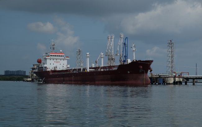 Танкери російської нафти заблоковані в морі через санкції США