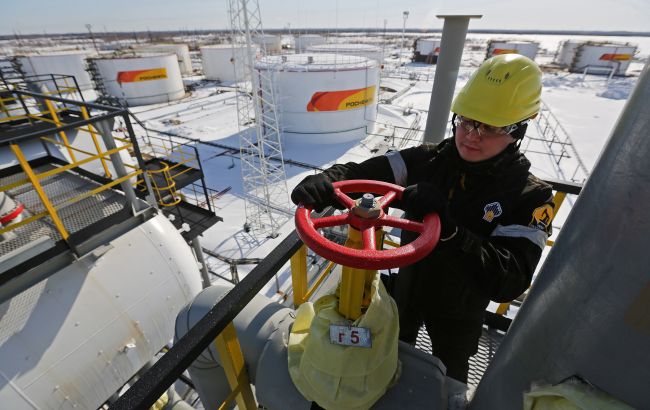 Заборона на бензин та дизель. Як нові санкції Заходу вдарять по Росії