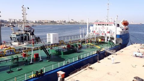 Миллионы баррелей нефти из РФ могут "зависнуть" в море из-за санкций США, - Bloomberg