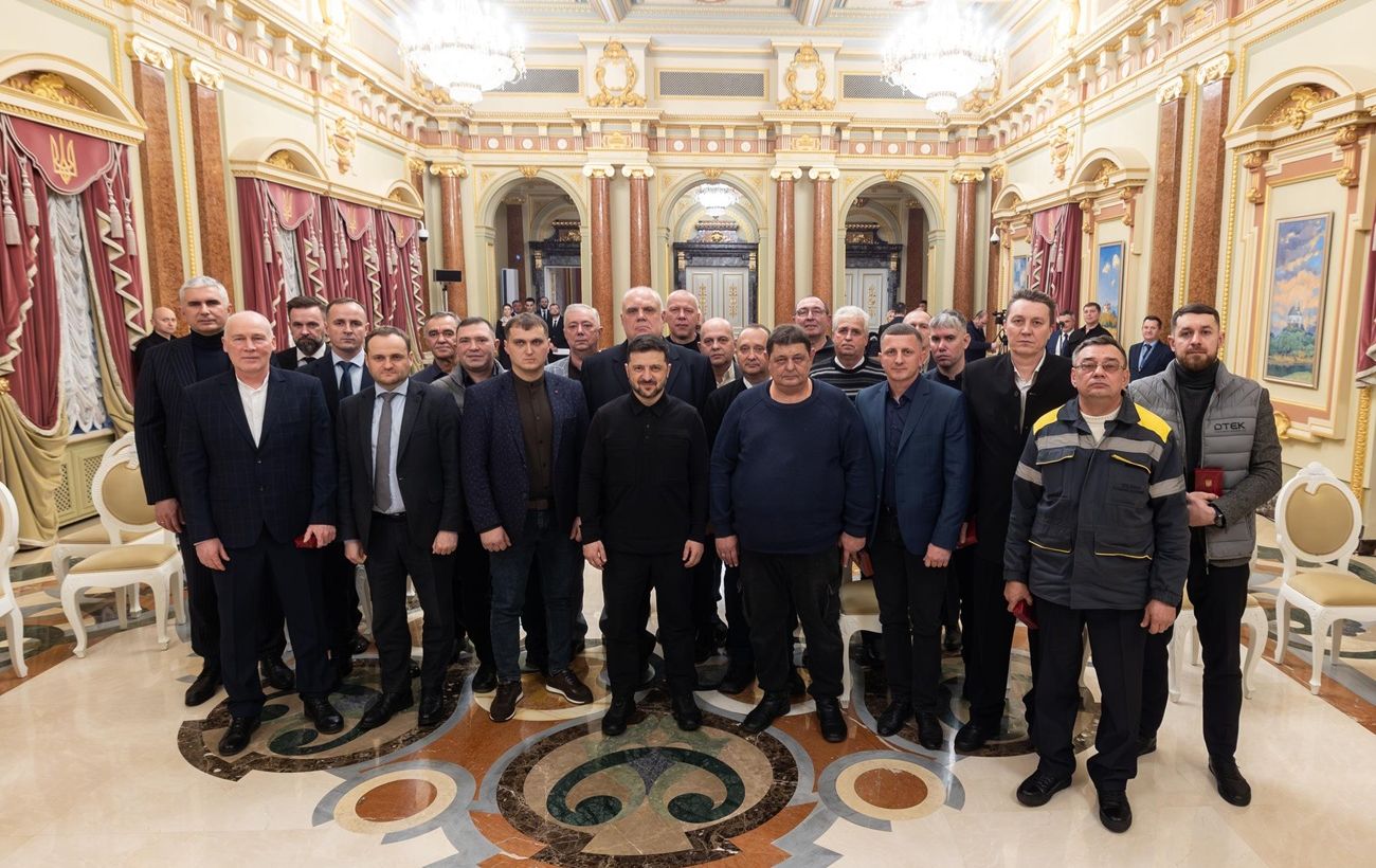 Зеленський нагородив енергетиків ДТЕК за повернення світла після обстрілів