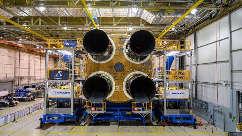 NASA установило последний двигатель на ракете для полетов на Луну